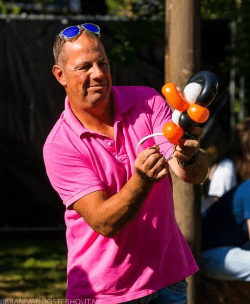 Foto bij artikel: BALLONNENARTIEST WALLIE DE GROOTE