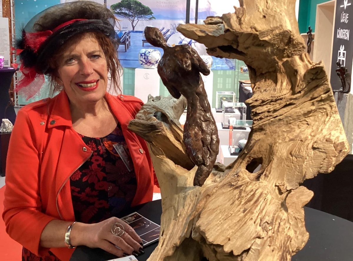 Foto bij artikel: BEELDEND KUNSTENARES INA MARCUS OP ‘LE PETIT PARIS'