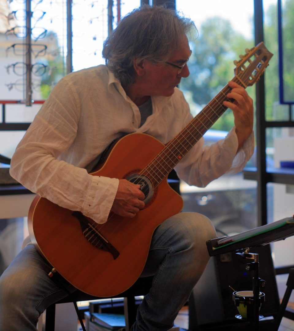 Foto bij artikel: GITARIST HERMAN SMIES ZATERDAG & ZONDAG LIVE