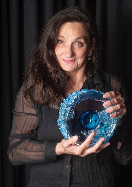 Foto bij artikel: INTERNATIONAAL GLASKUNSTENARES ANJA SEGERS NAAR AXEL