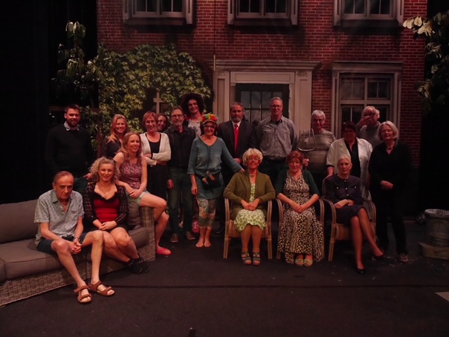 Foto bij artikel: TONEELVERENIGING ’T SPEKTAKEL AXEL MET ’TANTES OM TE STELEN’